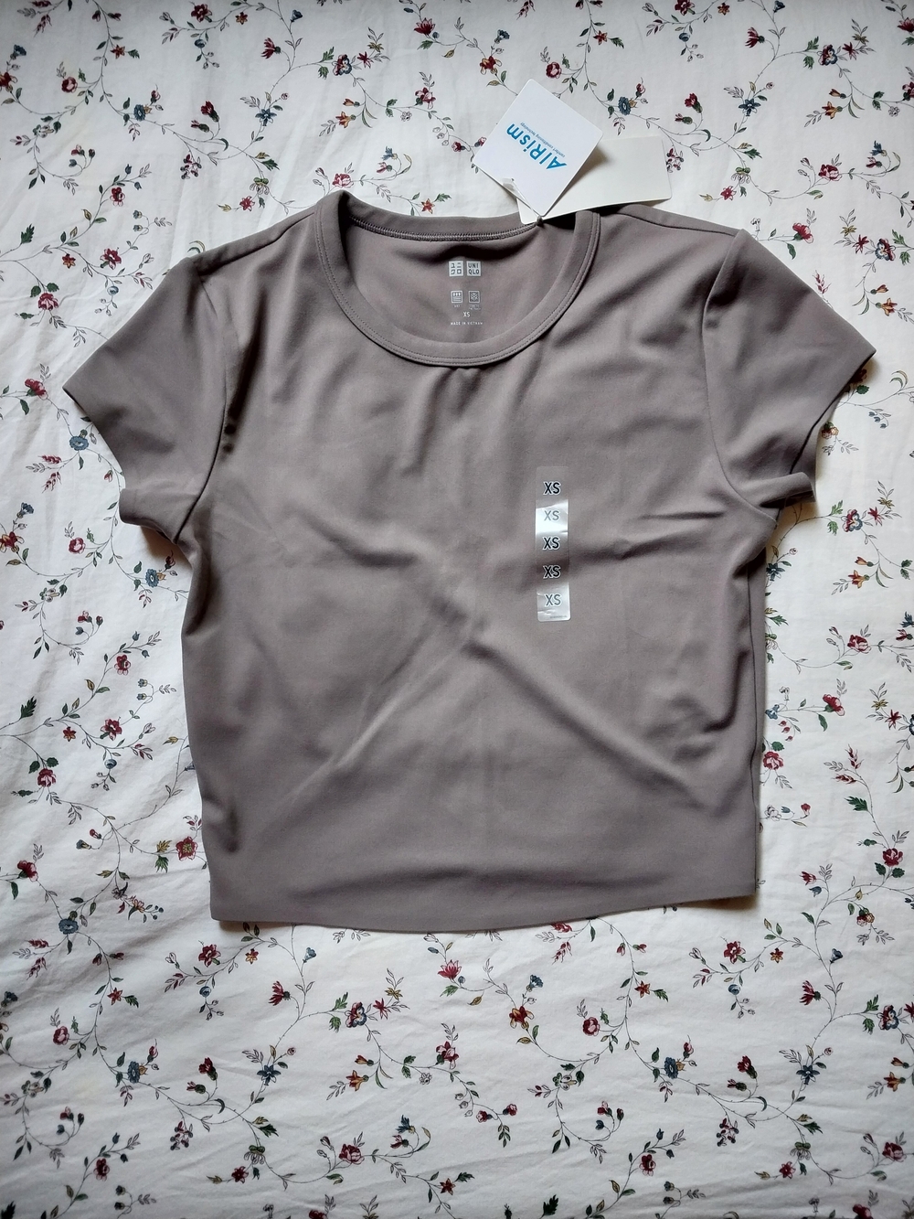 Uniqlo Airism Women’s Short Sleeve Crewneck Top in Taupe Gray